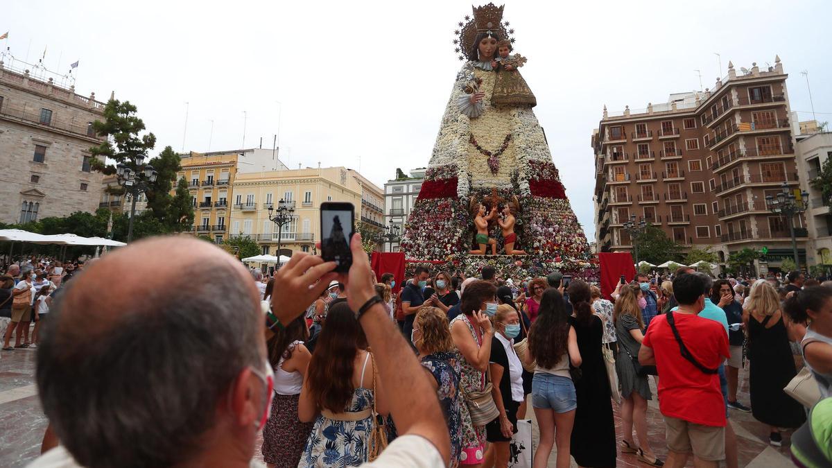La plaça de la Mare de Déu plena de públic, en una imatge captada en les festes falleres de setembre.