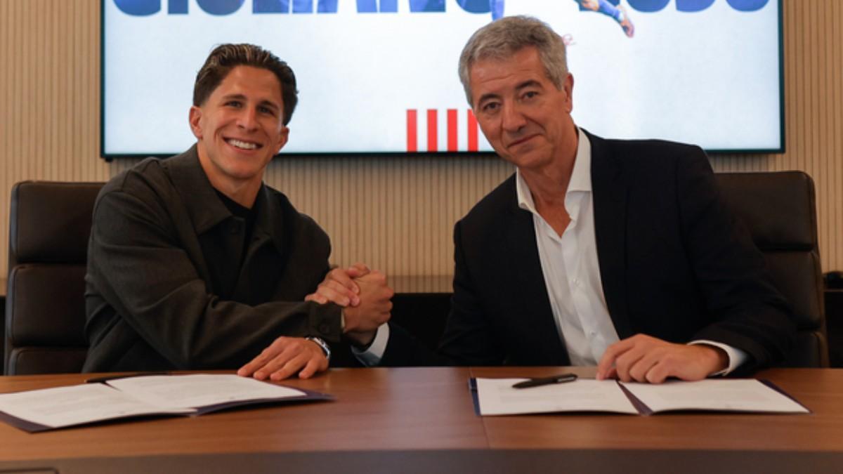 Giuliano Simeone, junto a Miguel Ángel Gil Marín, en el acto de renovación del futbolista argentino