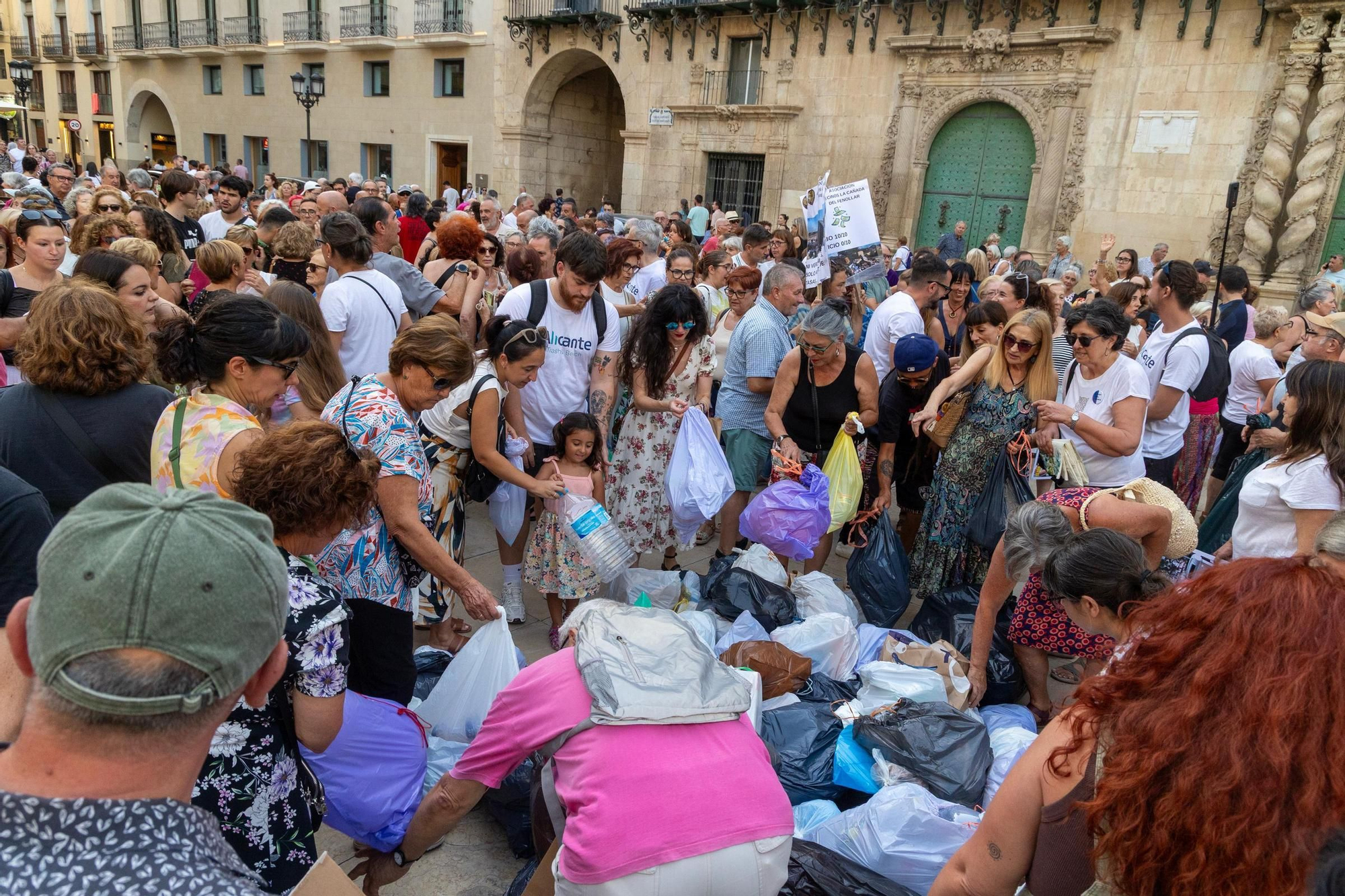 El malestar por la limpieza en Alicante se traslada a la calle