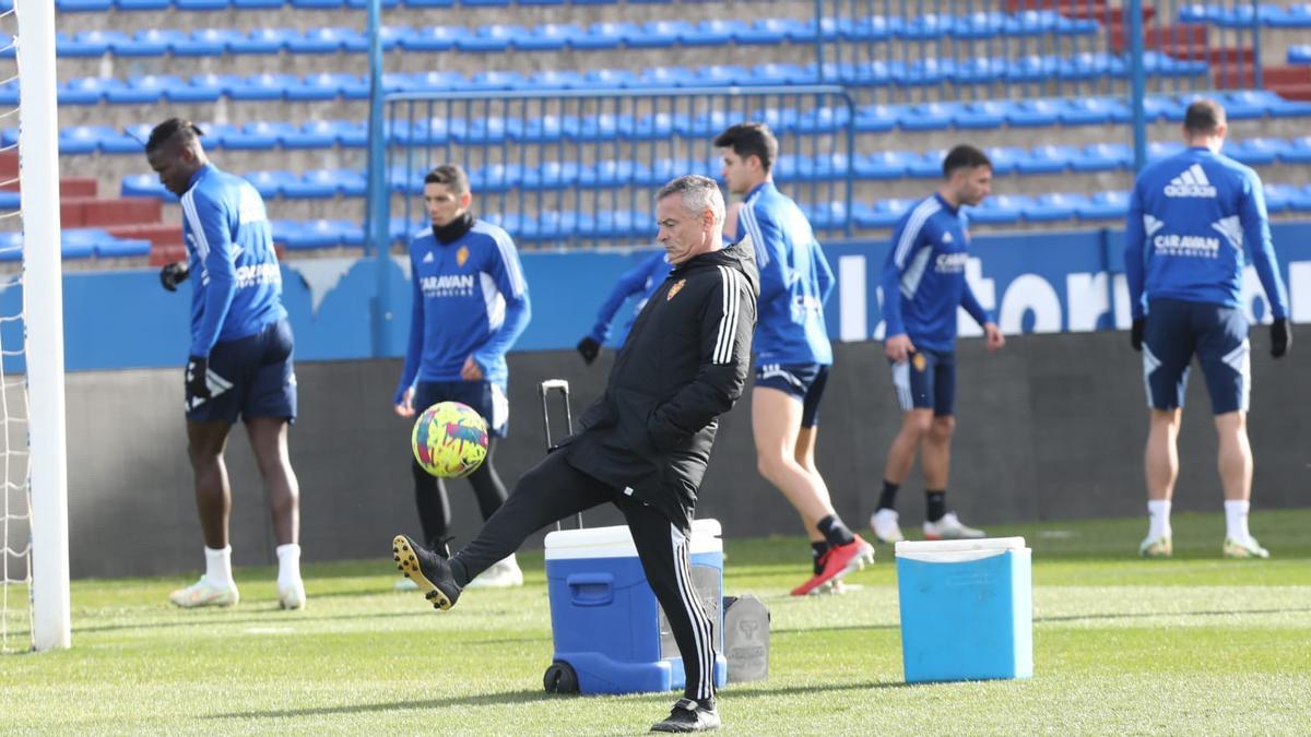 Fran Escribá toca un balón en un entrenamiento.