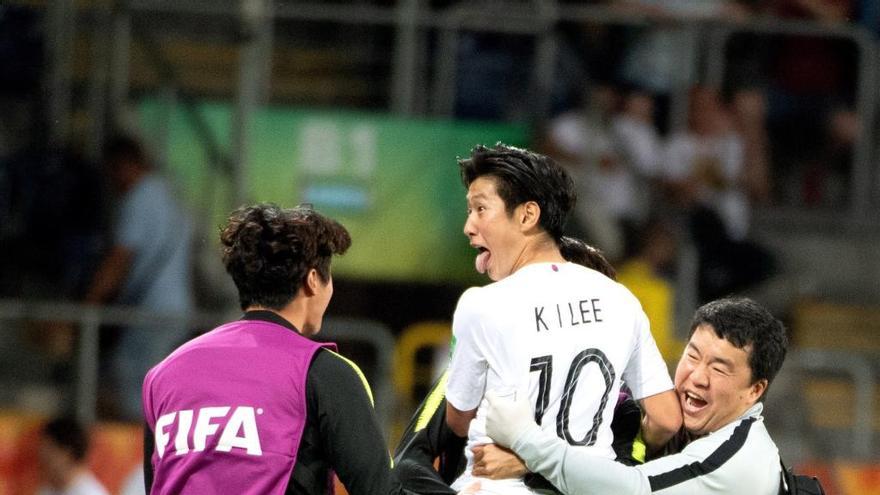 Kang In Lee es felicitado tras dar el pase del gol de la victoria coreana.