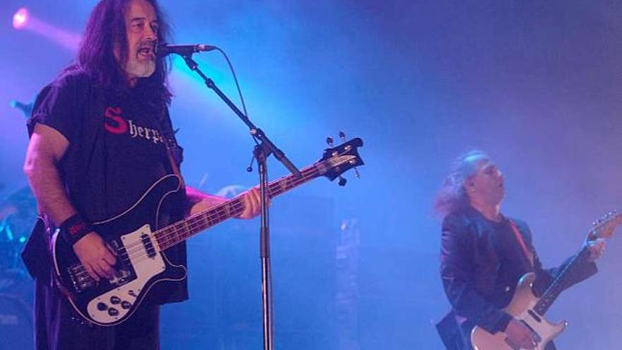 El grupo Barón Rojo durante su actuación en el Coliseum, el pasado marzo. / juan varela