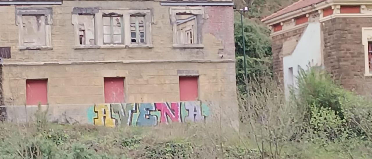 Las pintadas en la botica del sanatorio de Bustiello.