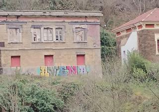 El vandalismo rebrota en Bustiello, con nuevas pintadas en el bien cultural