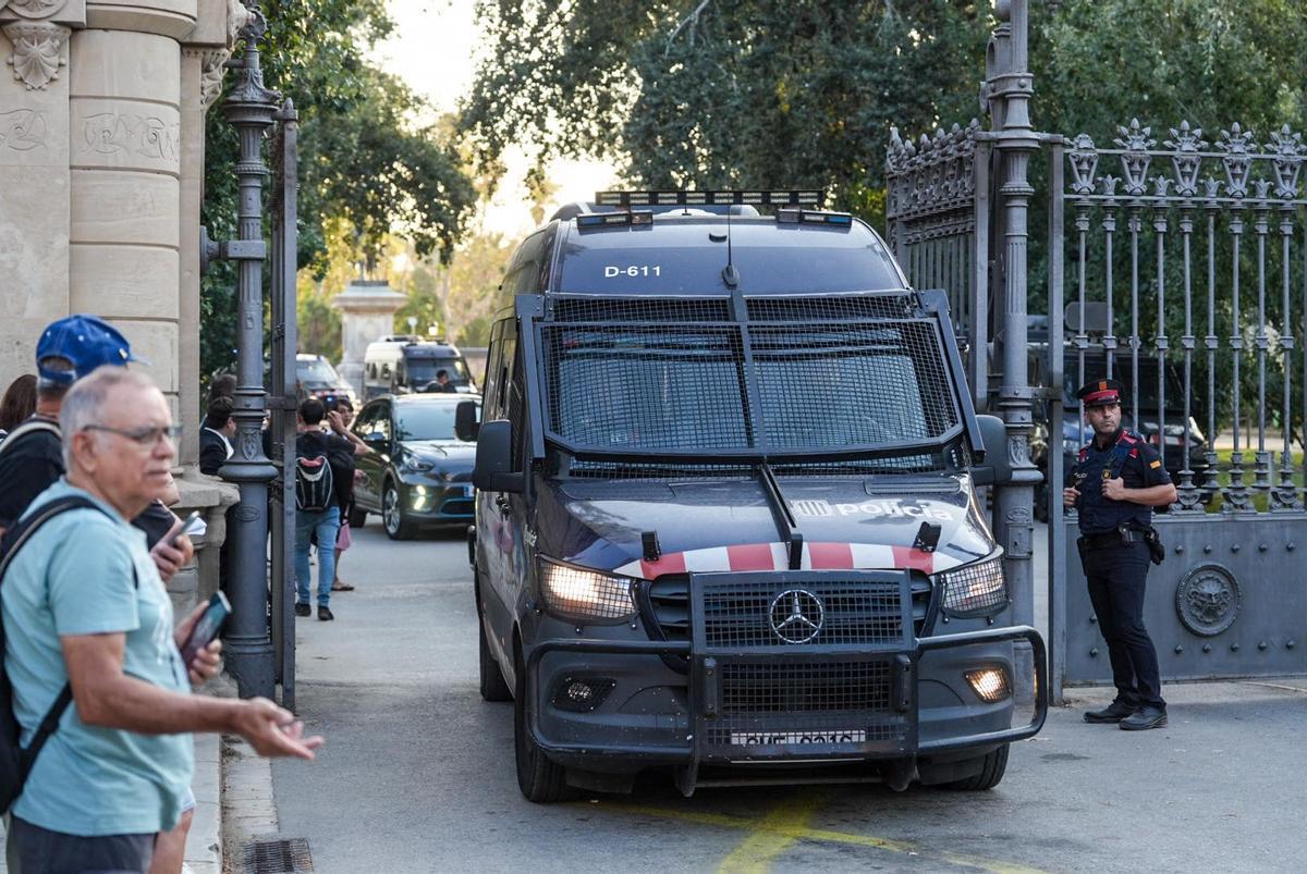 Los Mossos blindan el Parlament a la espera de Puigdemont