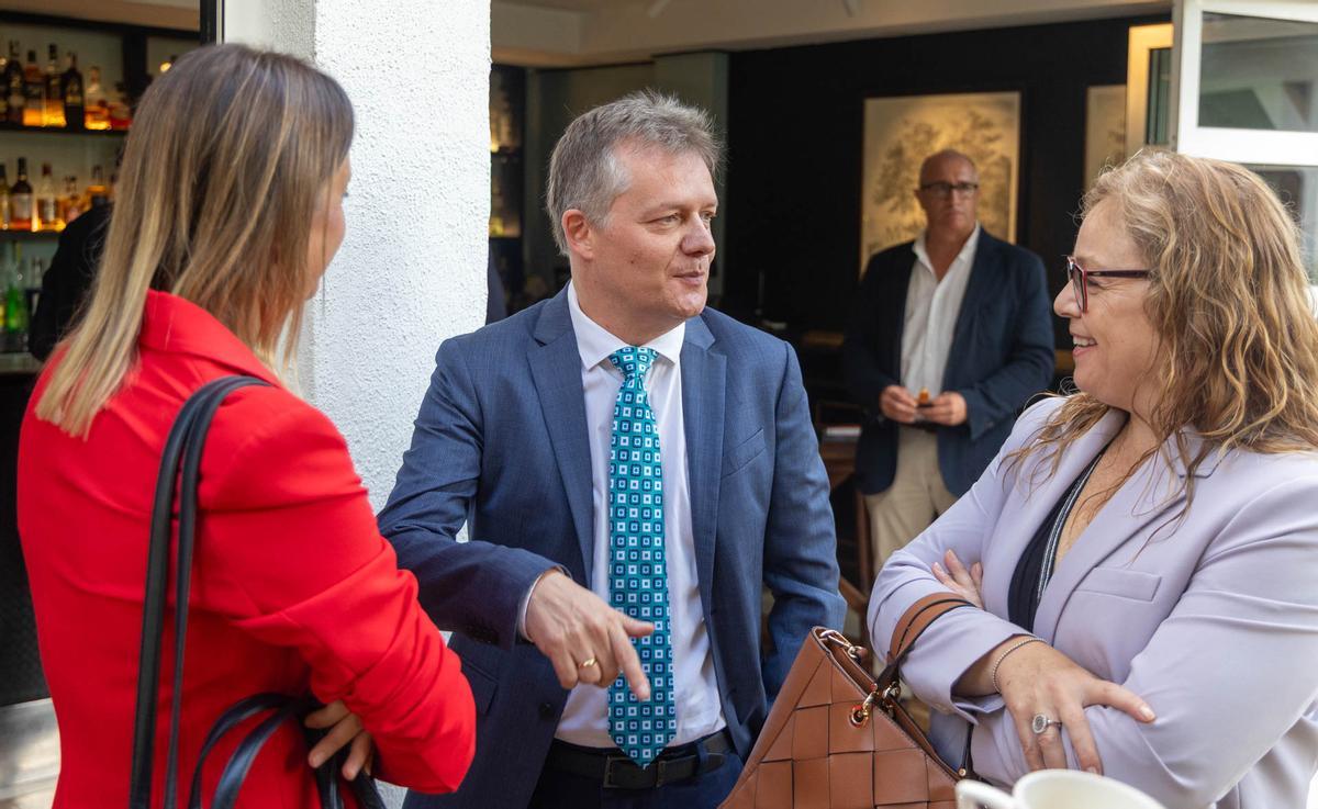 El edil de Urbanismo, Antonio Peral, la directora general de Planeamiento, Leticia Martín, y el profesor universitario Armando Ortuño analizan el futuro documento que aspira a cambiar el porvenir de la ciudad