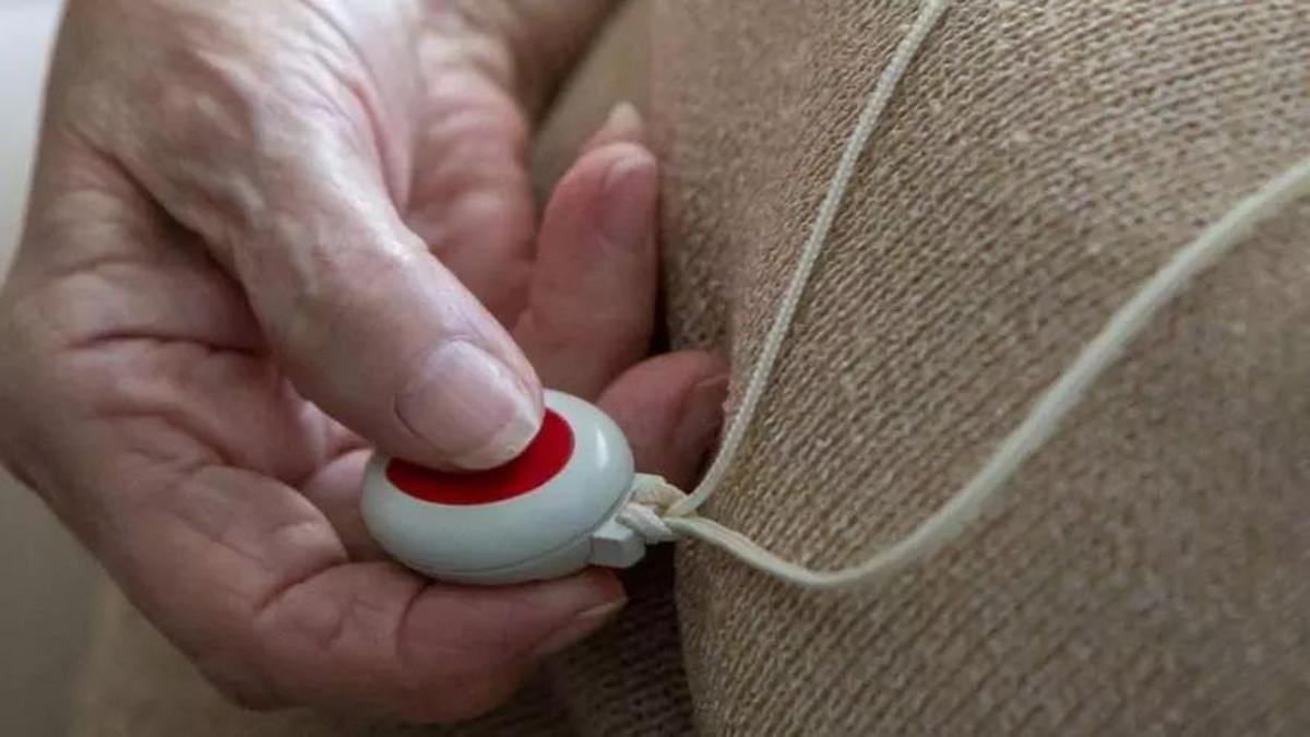 Una mujer con un medallón del sistema de teleasistencia.