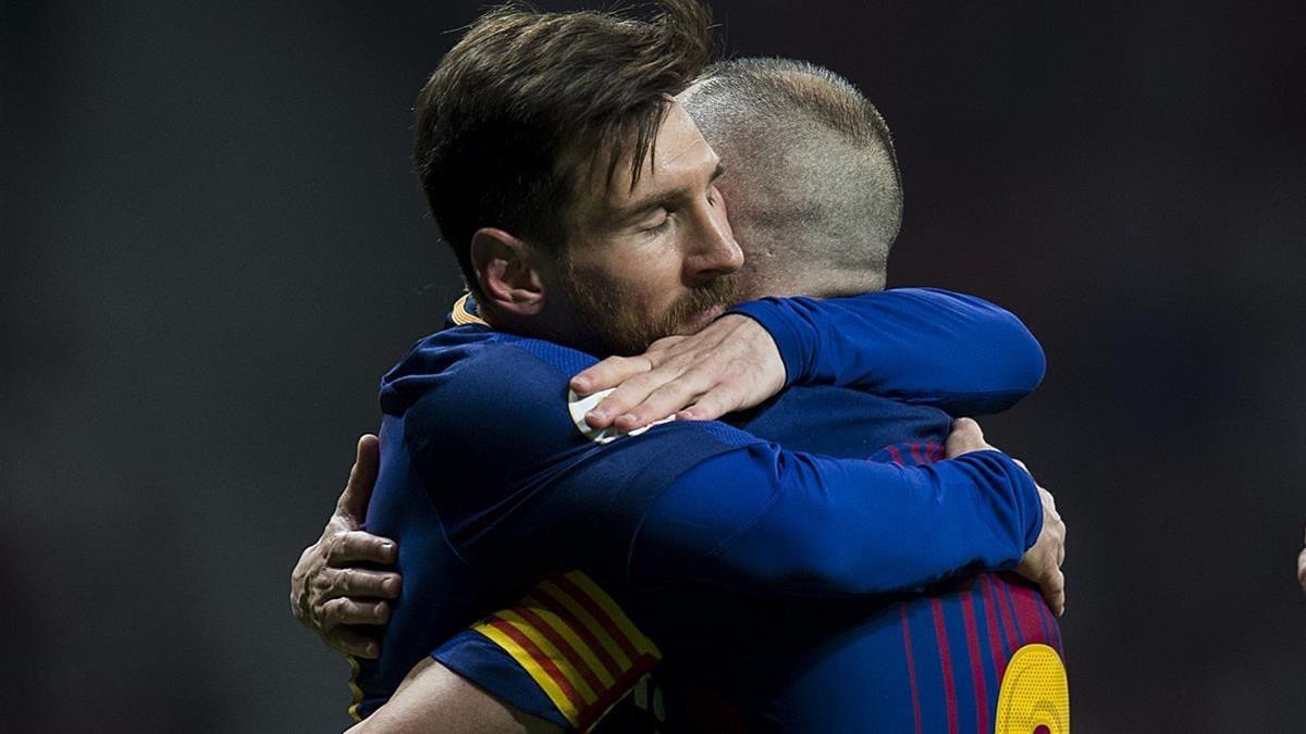 Messi abraza a Iniesta después de que este marcara el 0-4 al Sevilla.