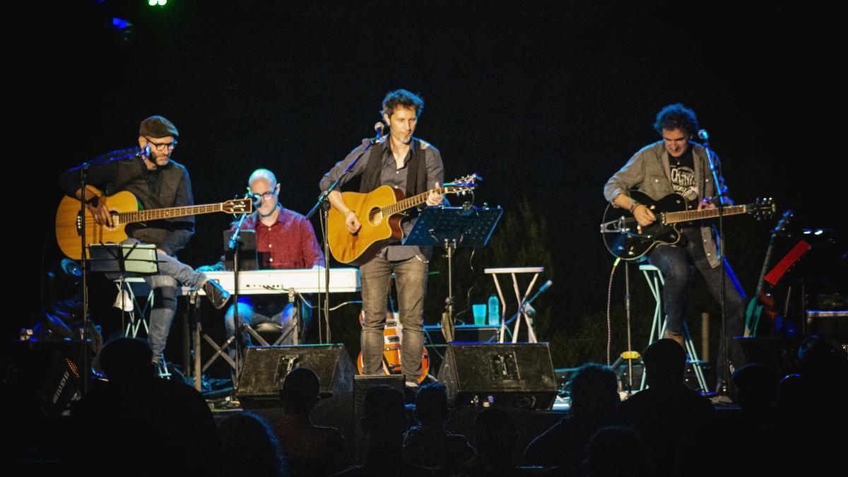El músico David Angulo durante su actuación en uno de los espectaculares escenarios del Festival Manhattan.