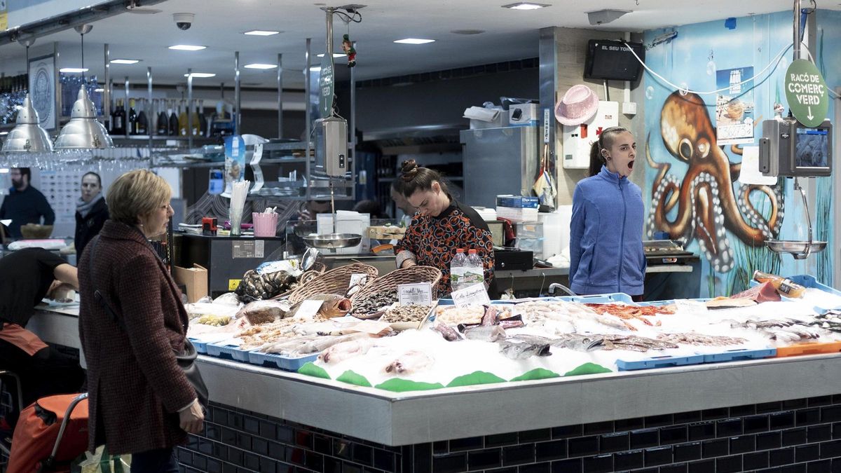 Barcelona 30/11/2022 La Navidad de la inflación en el Mercat del Ninot. Cómo paradistas de mercat y clientes enfocan la compra navideña Foto de Ferran Nadeu