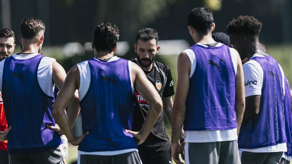 Carlos Corberán en el entrenamiento del Valencia CF