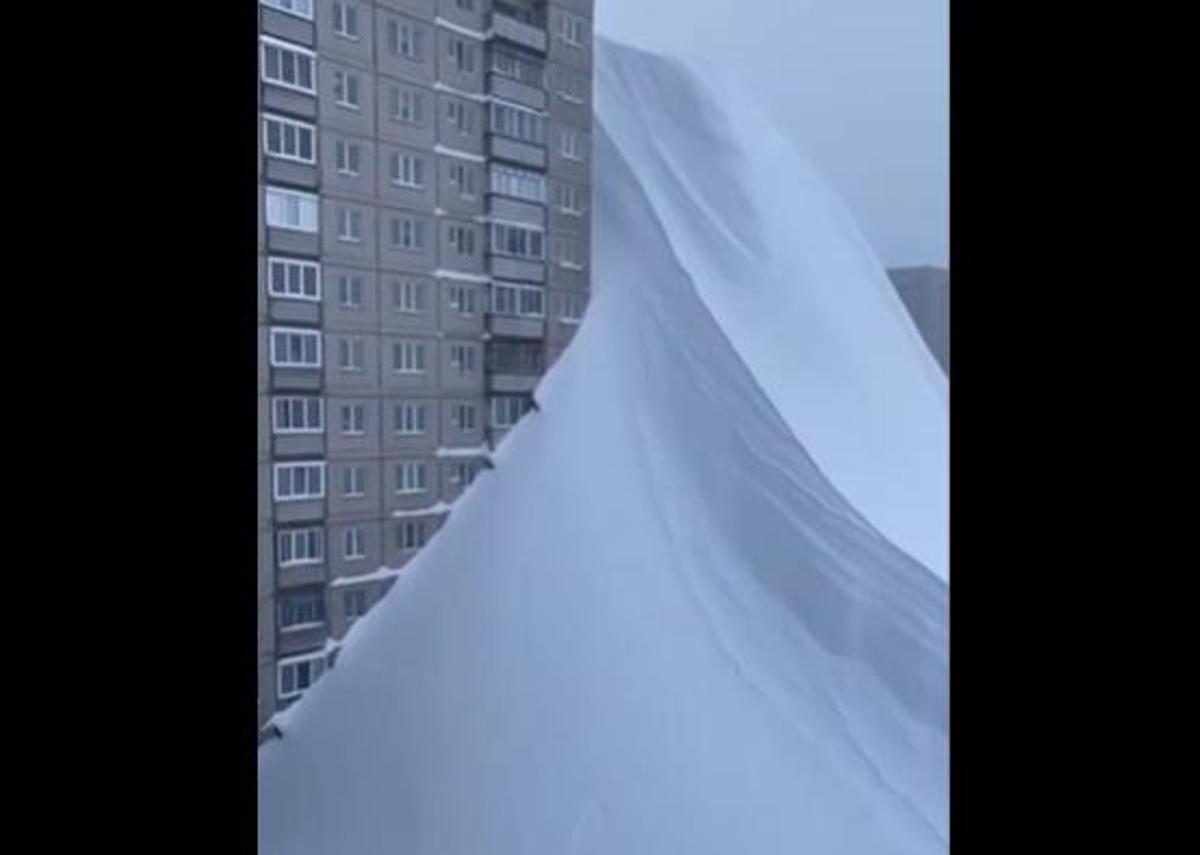 Un edificio queda rodeado de nieve en la península de Kamchatka en Rusia.