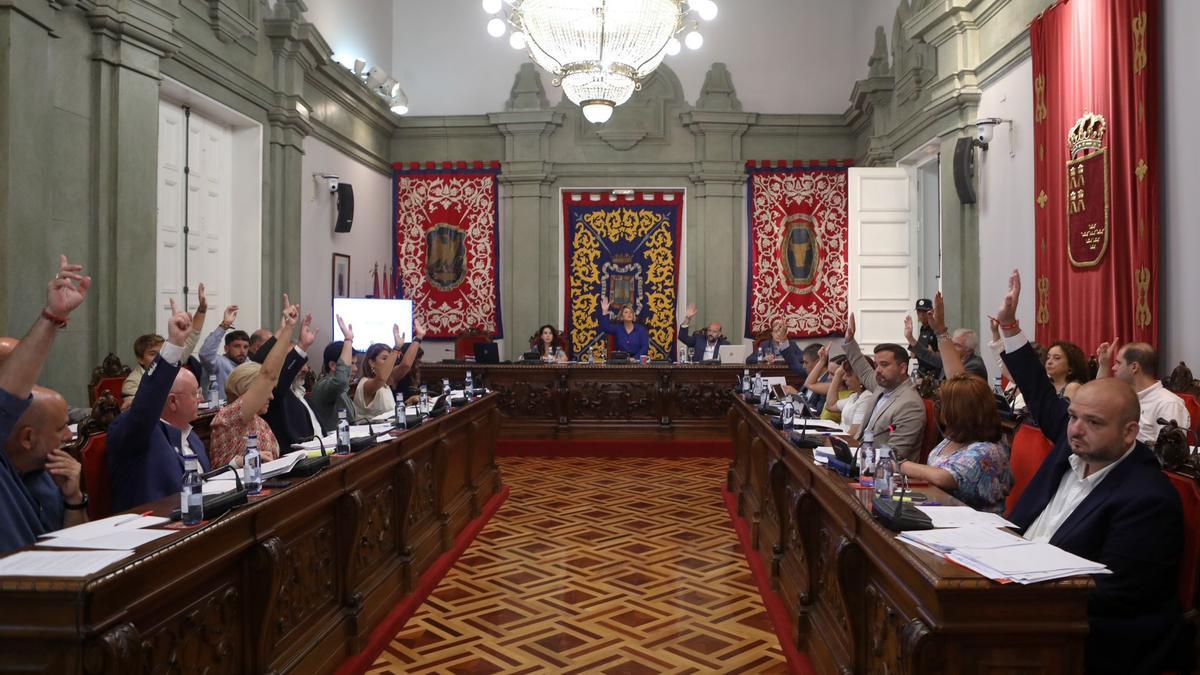 Todos los miembros de la Corporación de Cartagena votan a favor de una iniciativa en el Pleno celebrado este jueves.