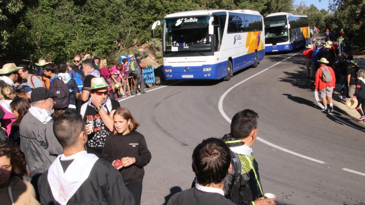 Autobuses hacia la Font Roja durante una romería de la Virgen de los Lirios.