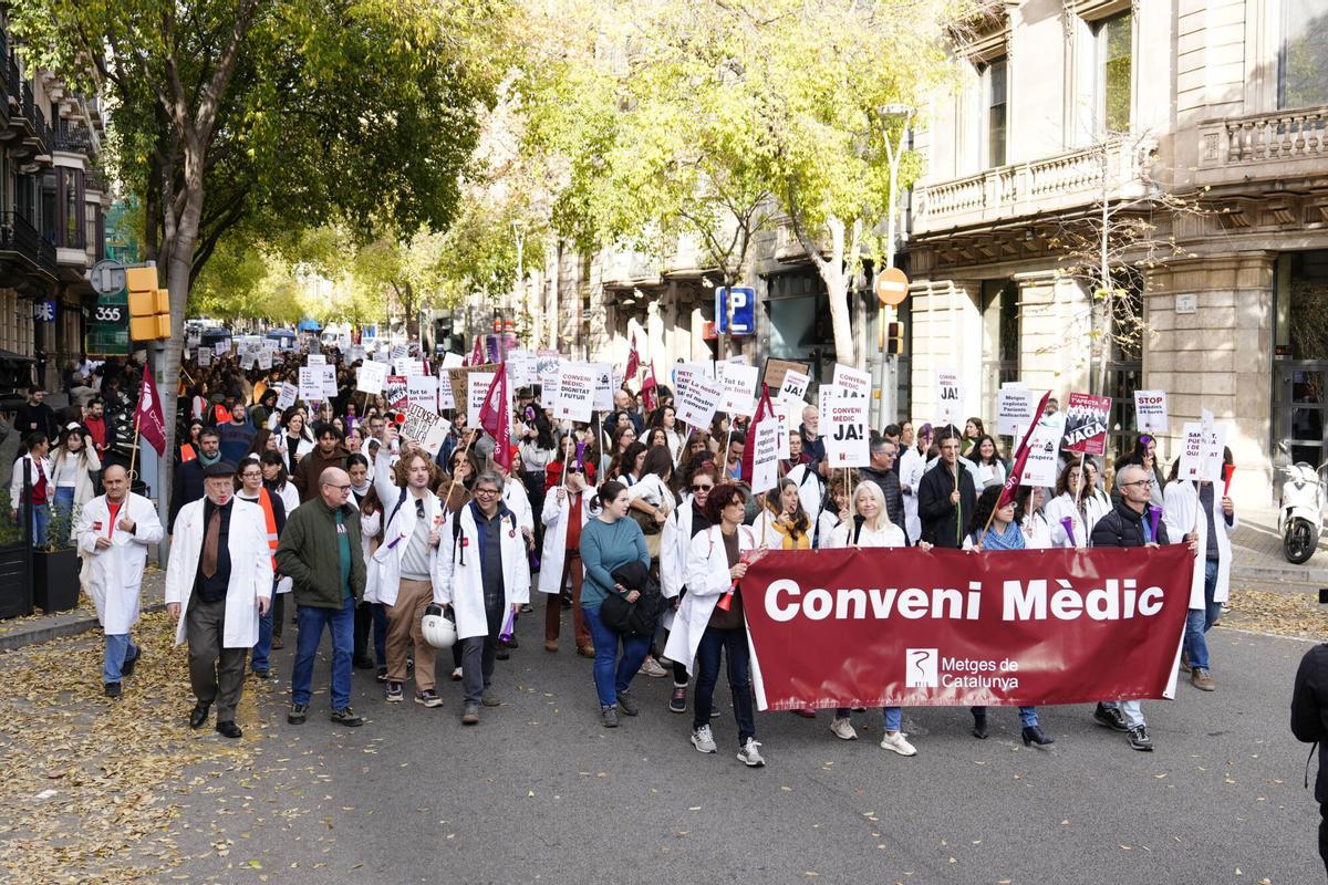Médicos de la sanidad pública catalana participan en una manifestación