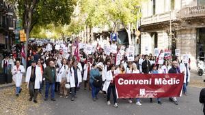 Médicos de la sanidad pública catalana participan en la manifestación convocada por el sindicato Metges de Catalunya, durante la primera jornada de huelga estatal para reclamar un estatuto profesional propio.
Barcelona, 9 de diciembre de 2025. 