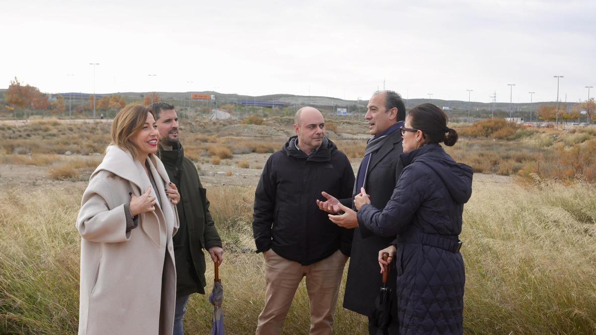 Autoridades y vecinos de Arcosur junto a la parcela en la que se levantará el centro de salud.
