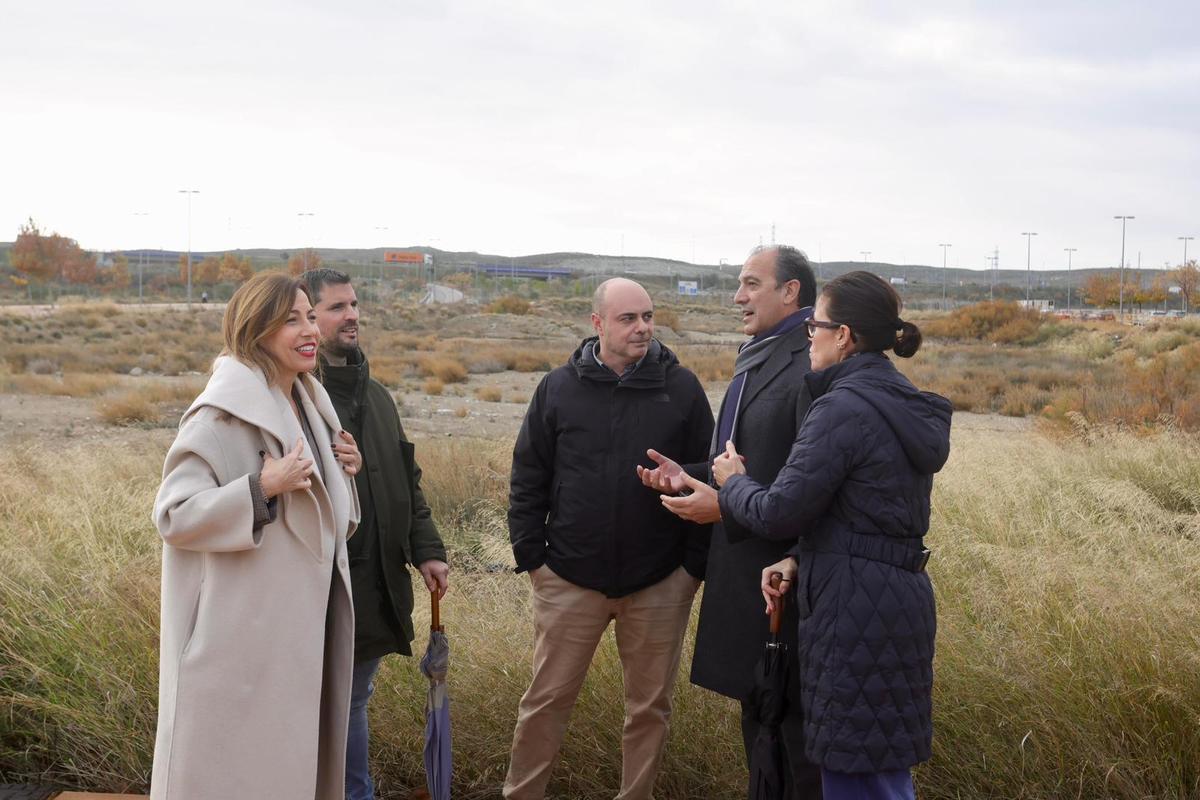 Autoridades y vecinos de Arcosur junto a la parcela en la que se levantará el centro de salud.