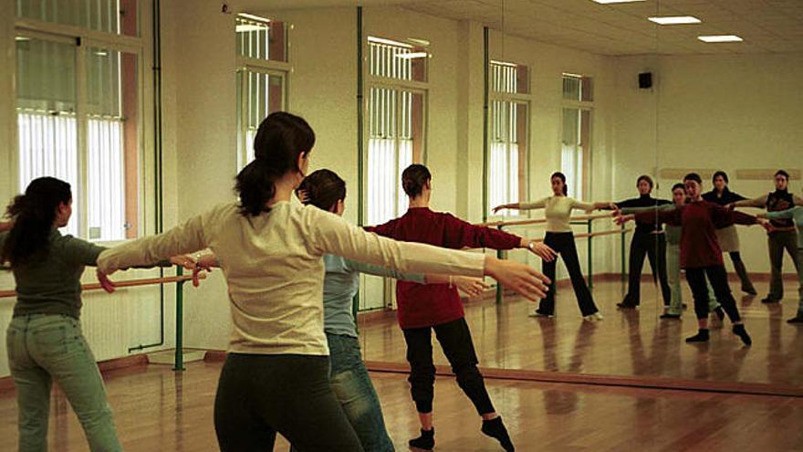 Profesores. Alumnas, en una clase de Danza Clásica en el Conservatorio malagueño.