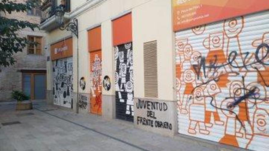 La sede de Compromís en València amanece con pintadas de &#039;vendeobreros&#039;