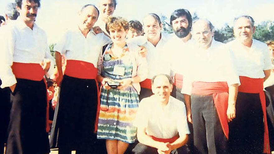 Pepe Chimé, a la izquierda, con algunos compañeros de la coral en los años 80