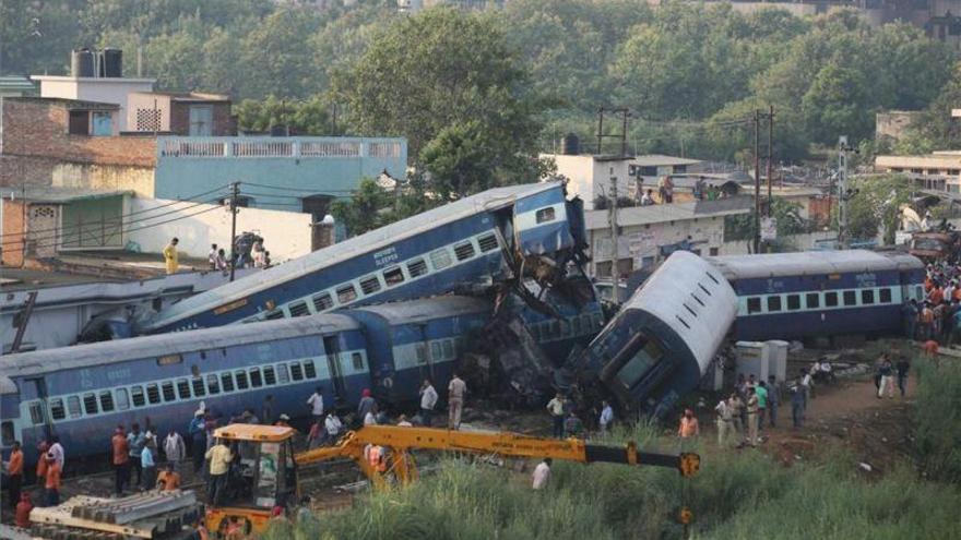 Un accidente de tren causa al menos 20 muertos en la India