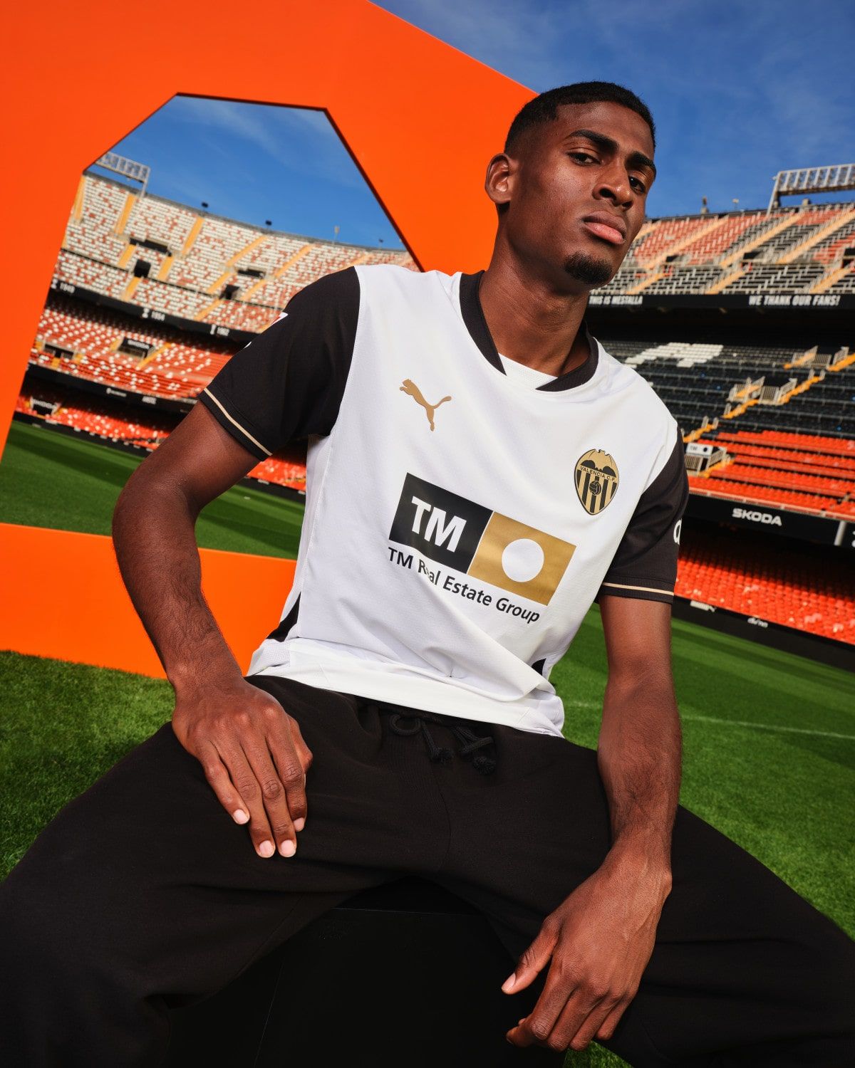 VALENCIA CF Los jugadores elegidos para promocionar la nueva camiseta del VCF