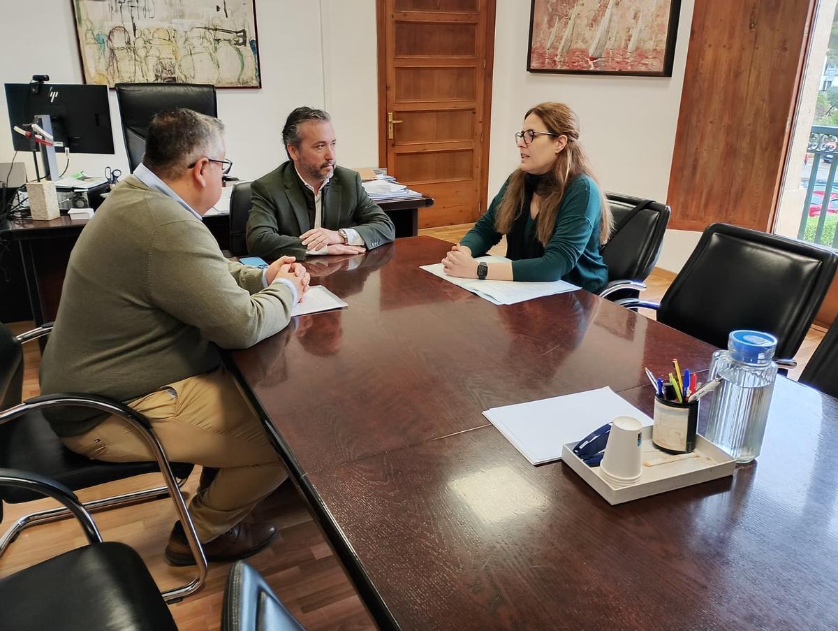 Imagen de la reunión mantenida esta mañana entre el departamento de Movilidad del Consell y la responsable de Habtur.
