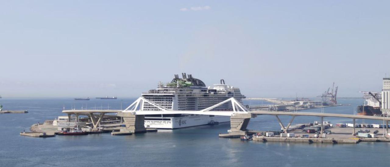 Un creuer ancorat al Port de Barcelona, l’estiu passat. | ACN