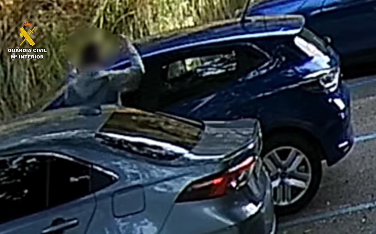 Uno de los ladrones durante el robo en un coche en el aparcamiento de sa Calobra.