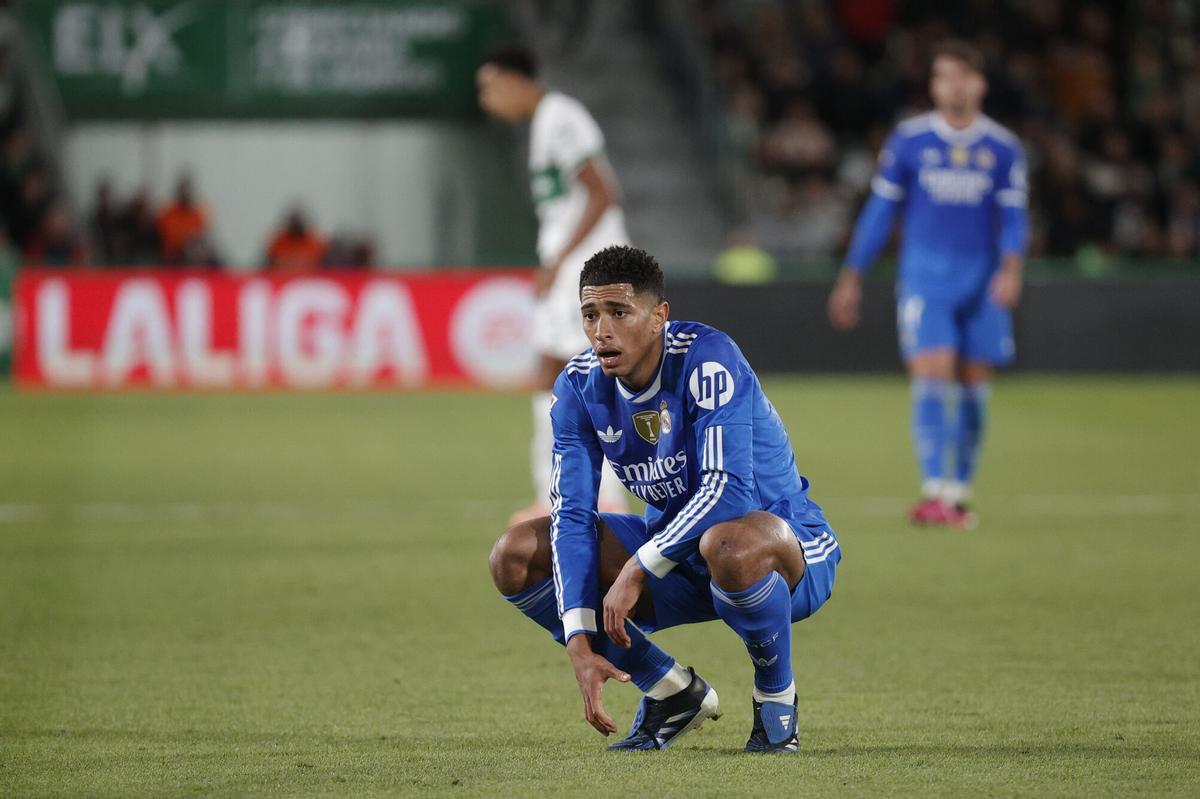 Bellingham se lamenta durante el partido entre el Elche y el Real Madrid