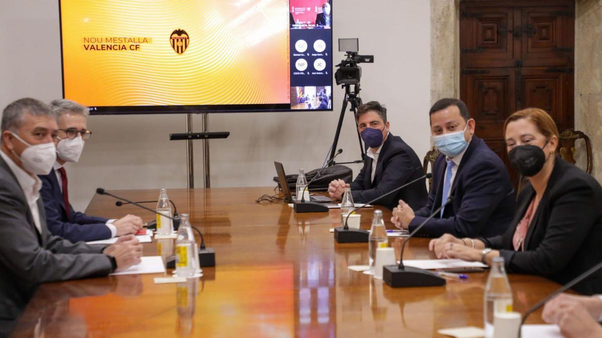 El Valencia CF mostró en una pantalla las dispositivas del futuro estadio.  gva