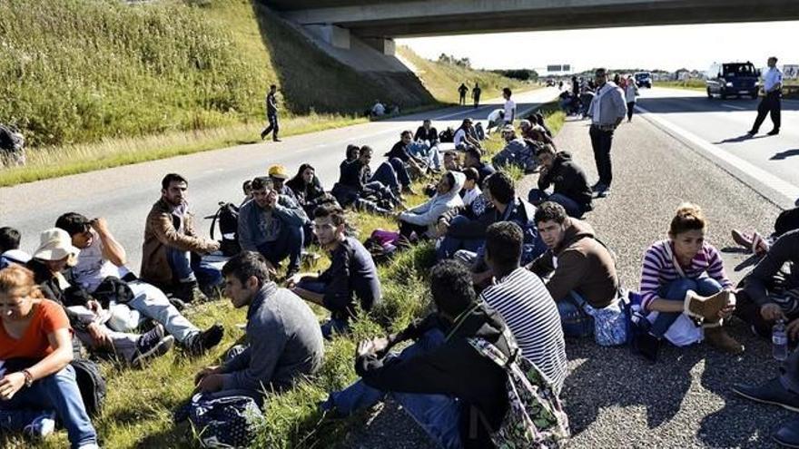 El Gobierno de Dinamarca propone confiscar el dinero y las joyas de los refugiados para pagar su manutención