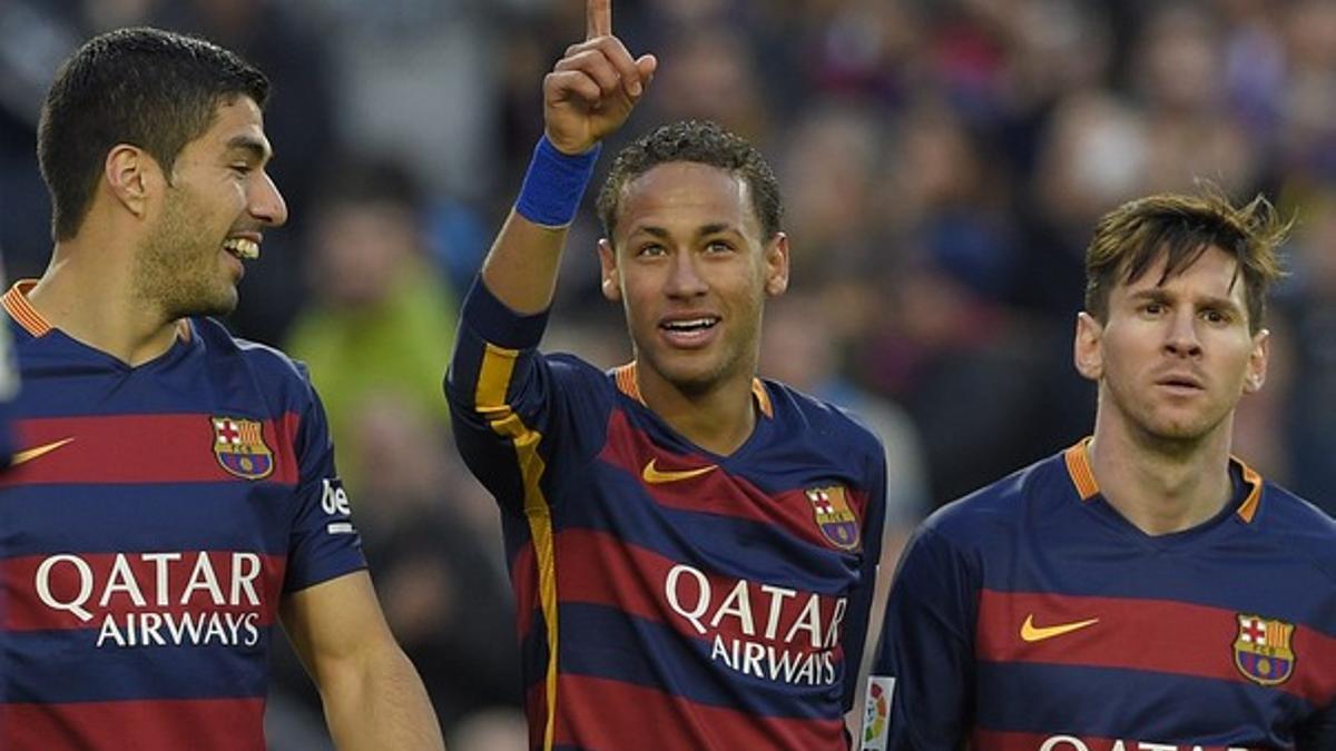 Neymar (centro) celebra junto a Suárez y Messi el segundo gol que ha marcado este sábado ante la Real Sociedad.