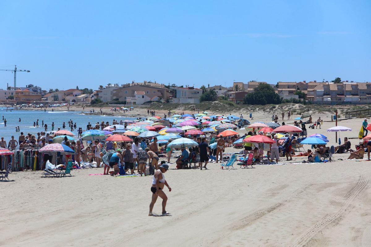 Llenazo de sombrillas y toallas en una playa del litoral de Cartagena, el pasado sábado.