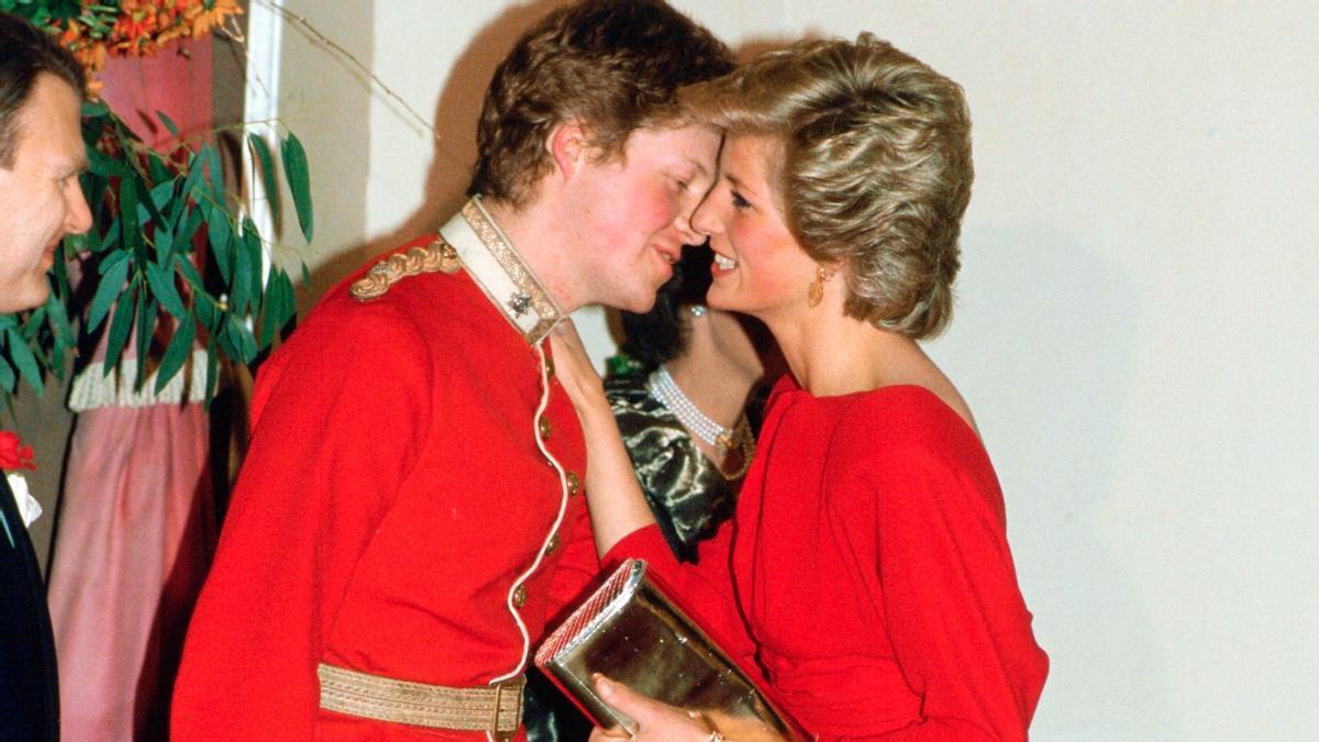 En un baile benéfico en el Royal Albert Hall cuyo código de vestimenta era ir de rojo, 1985.