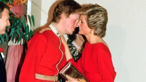 En un baile benéfico en el Royal Albert Hall cuyo código de vestimenta era ir de rojo, 1985.