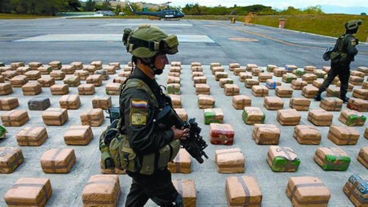 Integrantes de la policía nacional colombiana muestran en el valle del Cauca cuatro toneladas de marihuana intervenidas a un dirigente de las FARC.