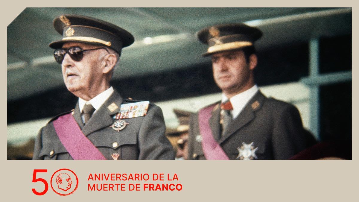 El dicatdor Francisco Franco junto a su sucesor, el príncipe Juan Carlos de Borbón, en un desfile militar en Madrid en mayo de 1973.