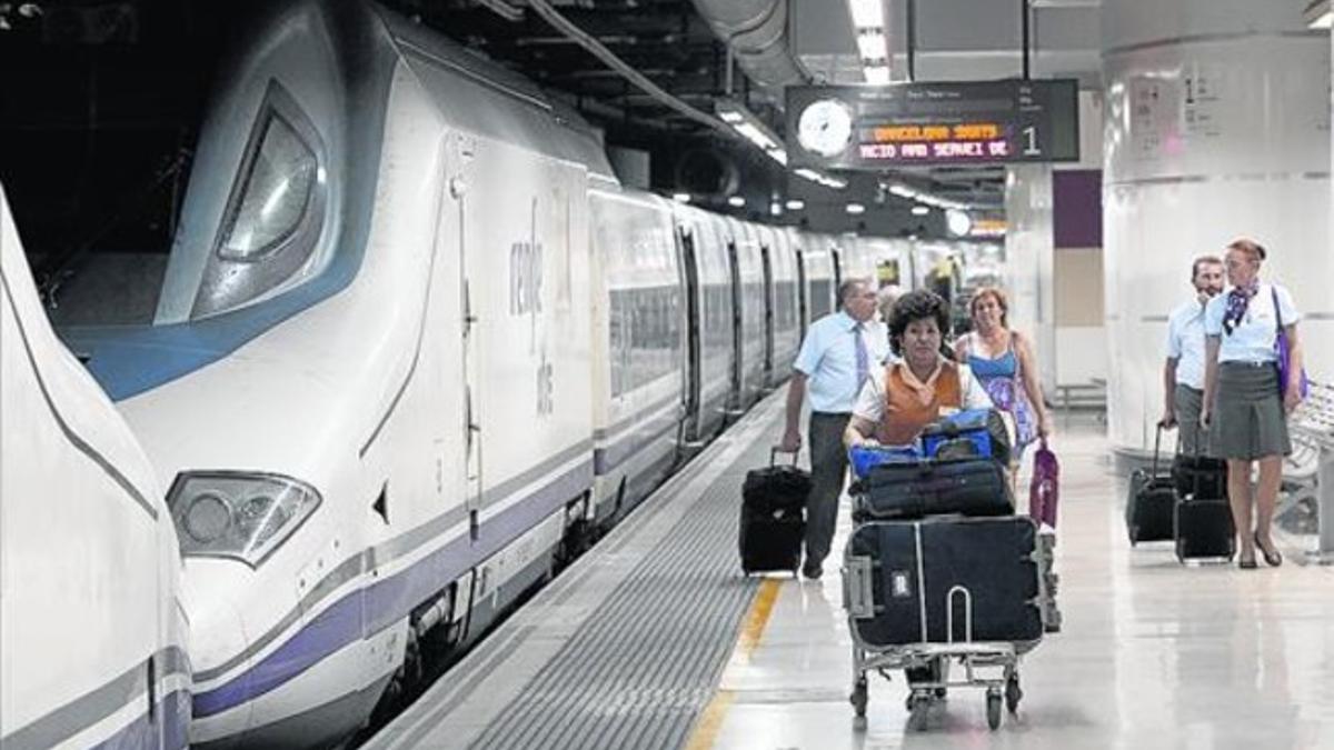 Unos viajeros descienden del AVE en la estación de Sants, en Barcelona.