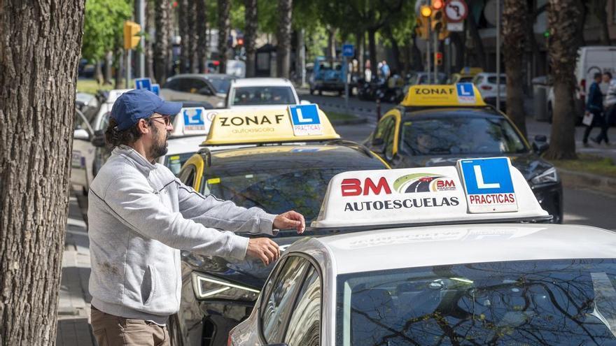 Seis meses de espera para el examen práctico del carnet de conducir en Catalunya