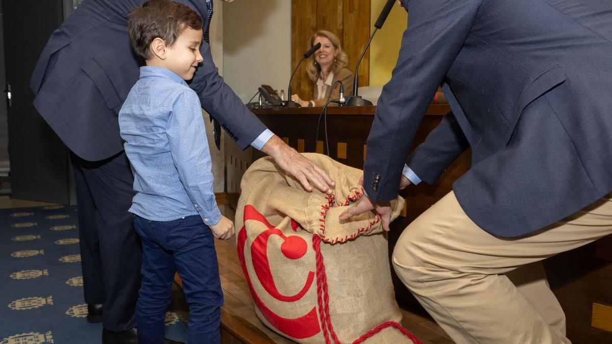 El joven Gonzalo Tortosa extrae la papeleta.