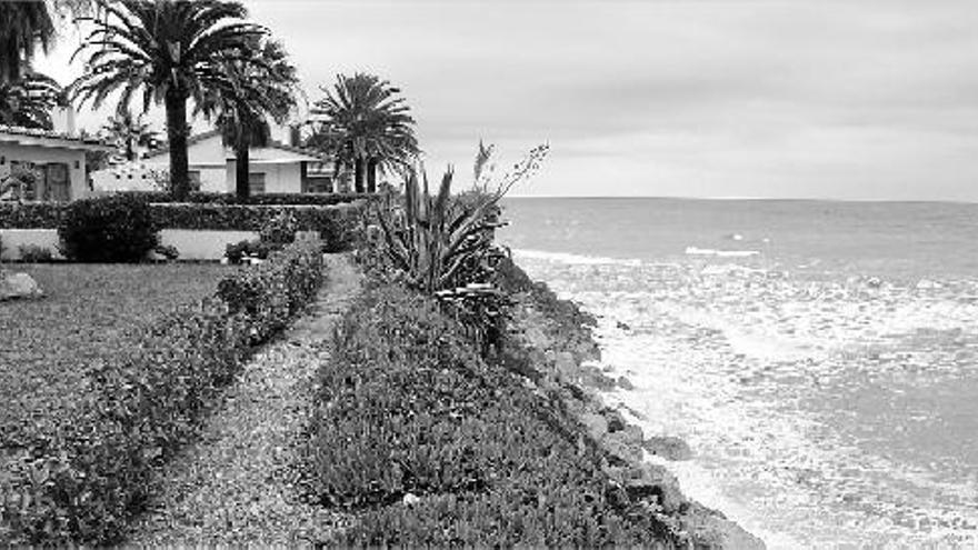 La regresión en el litoral de Benicarló es evidente y las viviendas de la costa quedan al borde del mar.