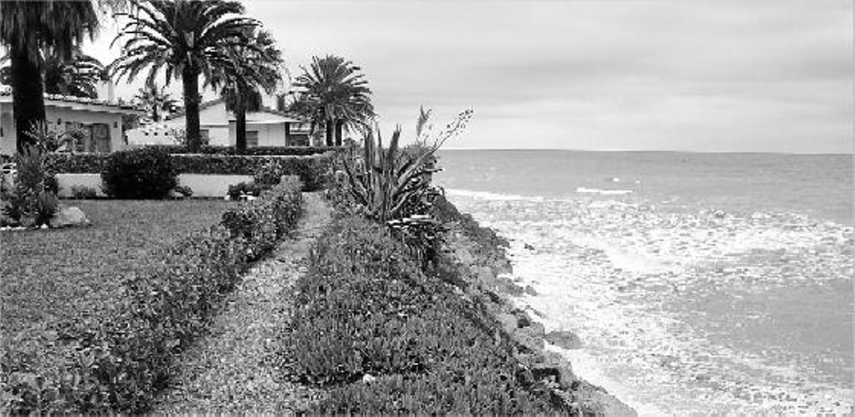 La regresión en el litoral de Benicarló es evidente y las viviendas de la costa quedan al borde del mar.