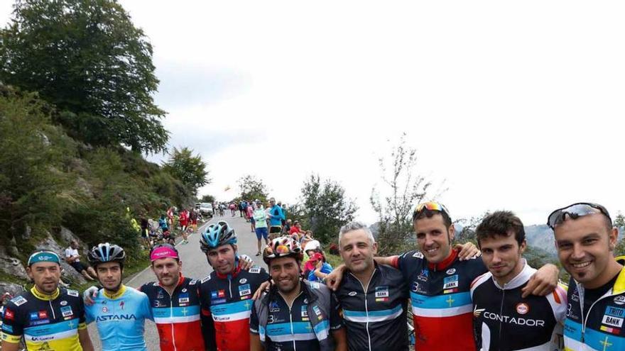 Los participantes en la etapa de los Lagos de Covadonga de la Vuelta Junior Campus en el podio. A la derecha, un aficionado colombiano en la subida.