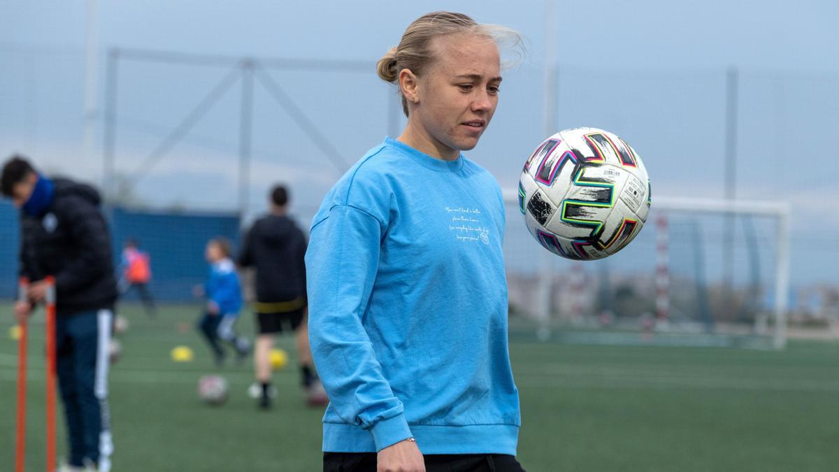 Tetyana Kytayeva, jugadora de la selección ucraniana de fútbol, entrenando en los campos del AEM de Lleida