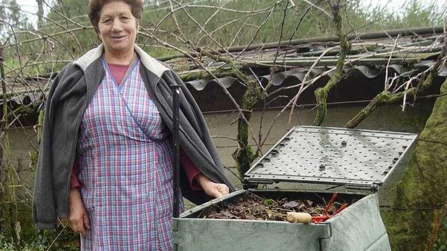 Una mujer, ante un contenedor de compostaje. // FdV