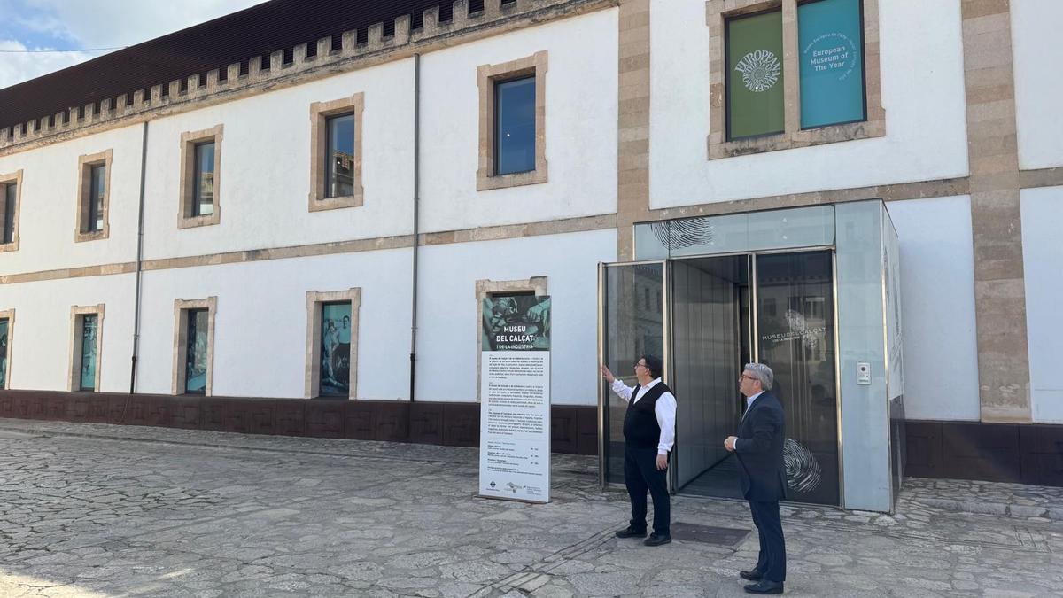 El regidor Andreu Caballero y el alcalde Virgilio Moreno, en el exterior del museo.