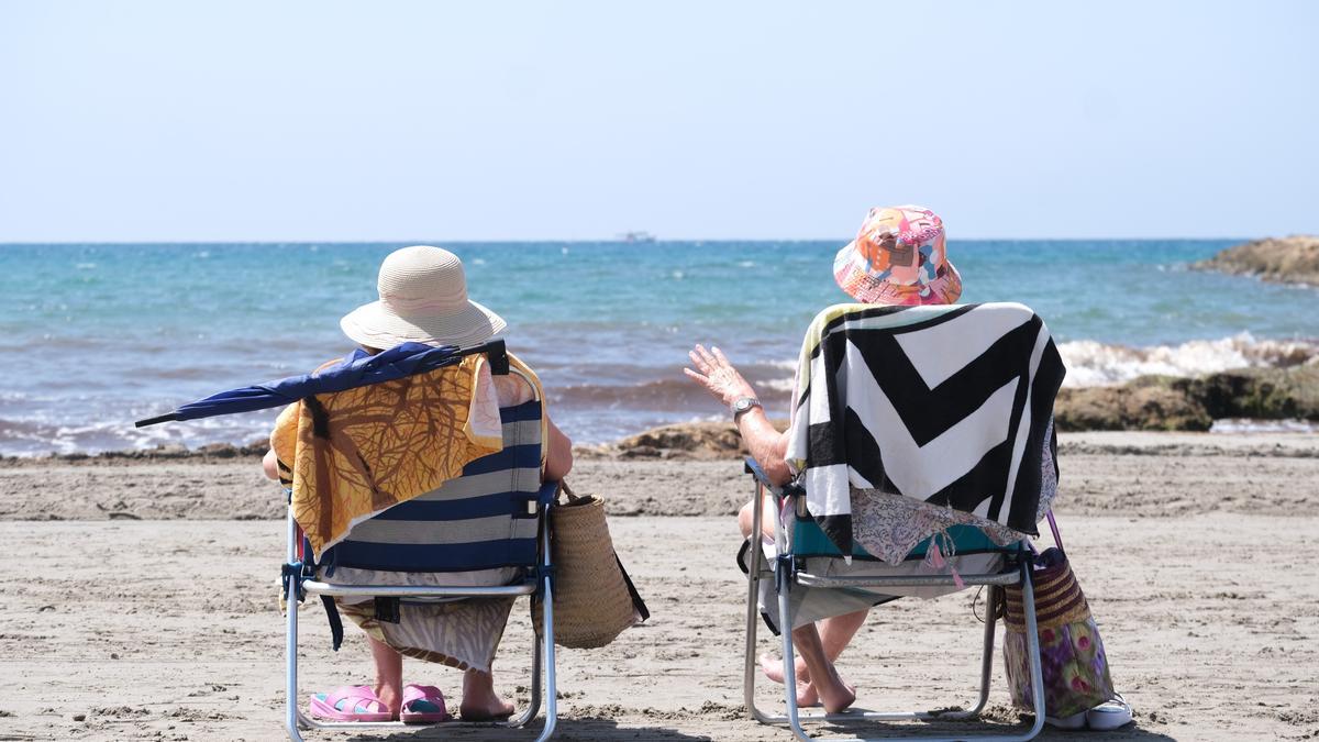Una pareja de jubilados en la playa de Santa Pola.