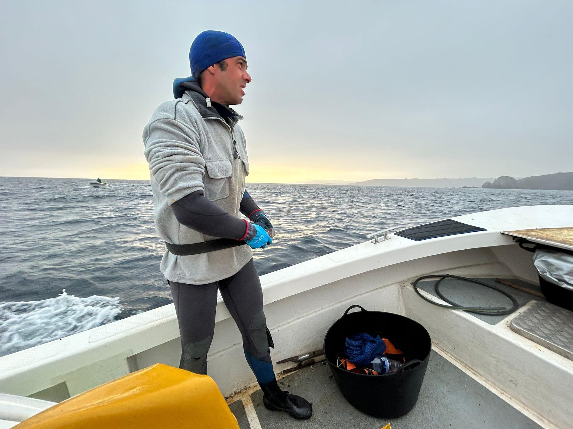 EN IMÁGENES: Así luchan los mariscadores de Luanco por cada kilo de percebe en el cabo Peñas